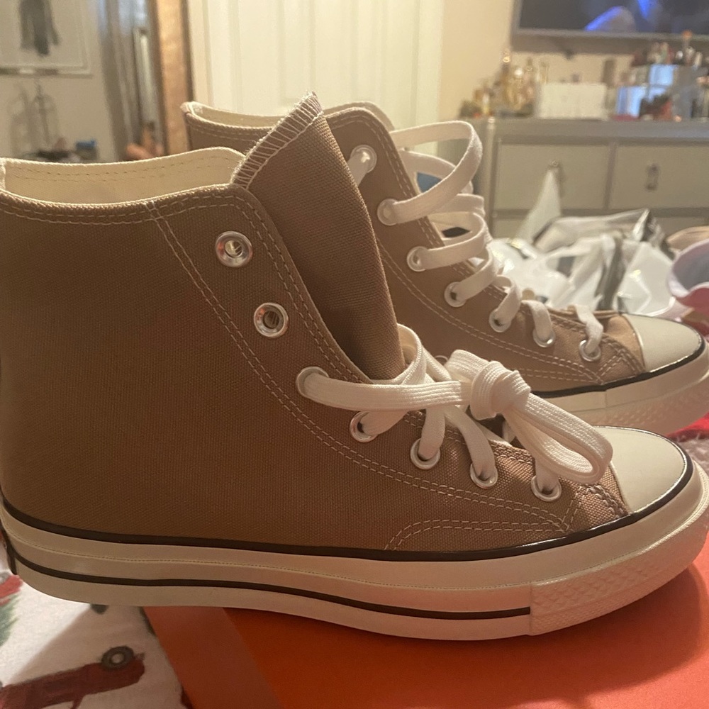 Tan converse